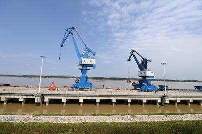 湖北襄阳汉江规划建设最大港区综合码头开通